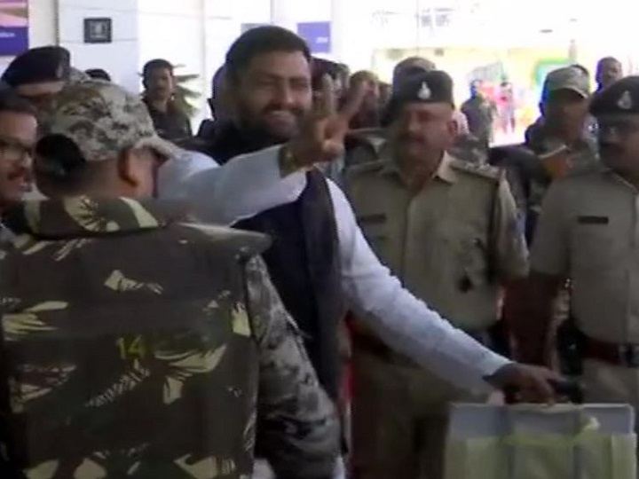 भोपाल लौटे कमलनाथ समर्थक 74 विधायक,