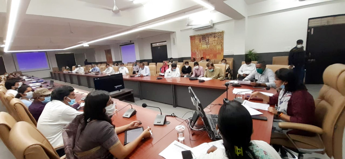 मनरेगा में रोजगार उपलब्ध कराने में 