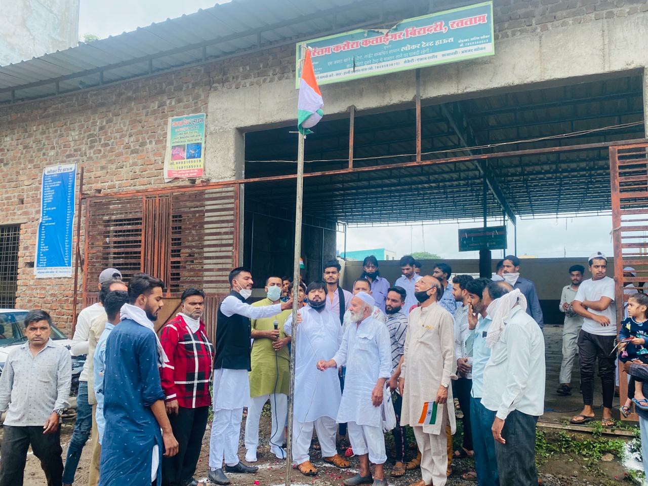 झंडा वंदन कर मिठाई वितरित की