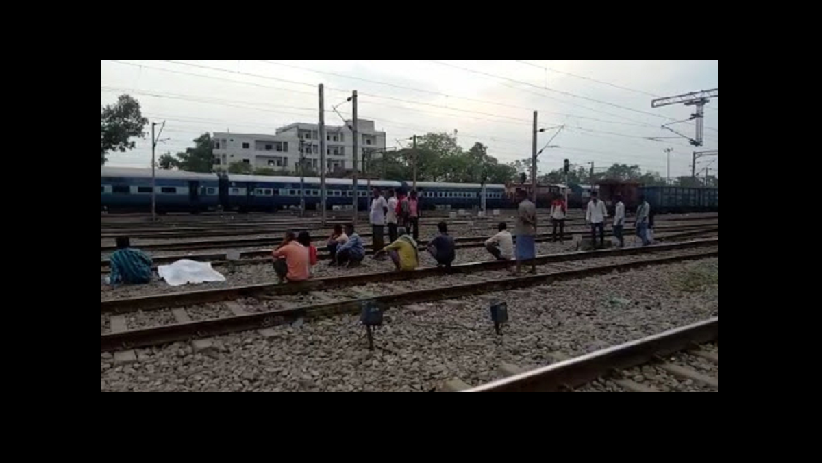 व्यापारी ने ट्रेन के आगे कूदकर जान 