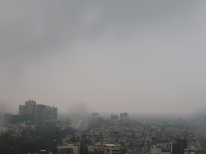 बादल, हल्के कोहरे और रिमझिम बारिश क