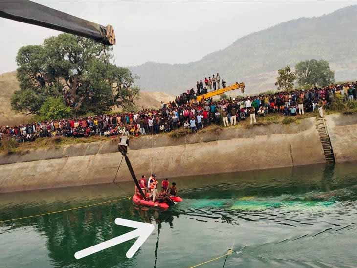 संकरे रास्ते पर चल रही बस 22 फीट गह