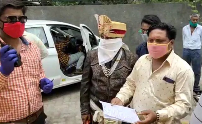 नियम तोड़कर बारात निकालना दूल्हे को