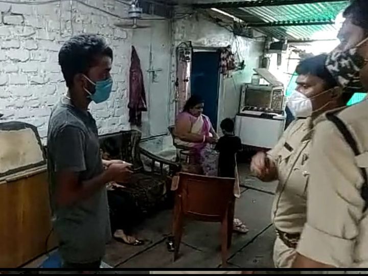 घर से 15 अगस्त के दिन अवैध शराब बिक