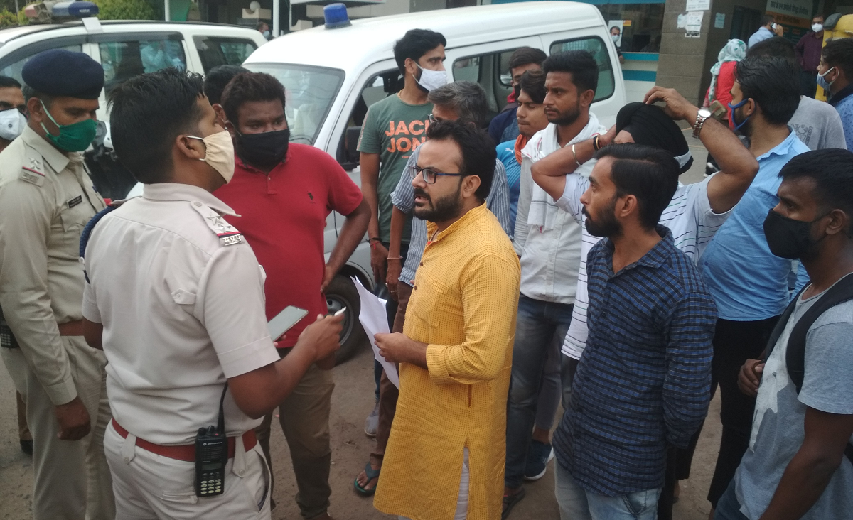 प्रोफेसर अपोलो अस्पताल के बाहर तड़प