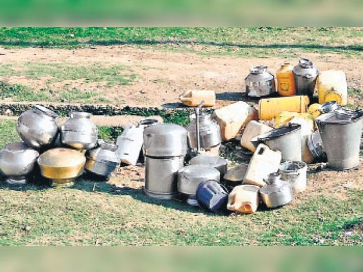 तत्वों ने निकाली मोटर, दो बस्तियाँ 