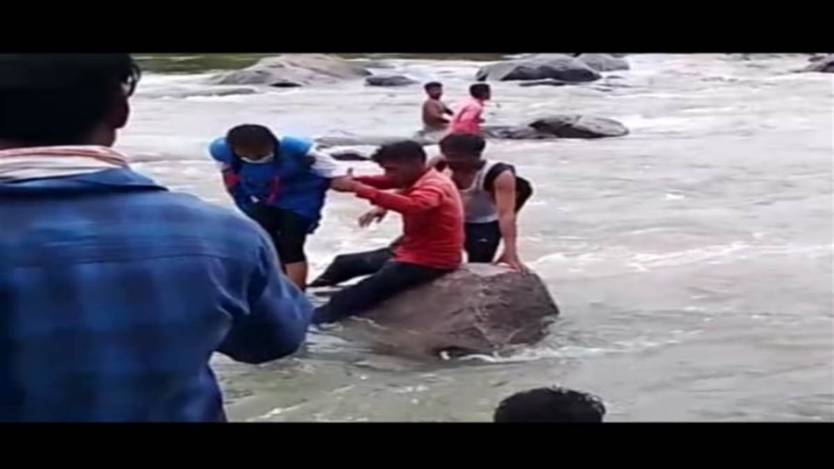 स्कूल से घर लौटते वक्‍त उफनती नदी म