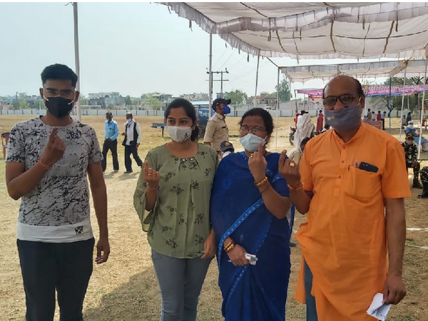द्र पर मास्क पहन मतदाताओं की थर्मल 