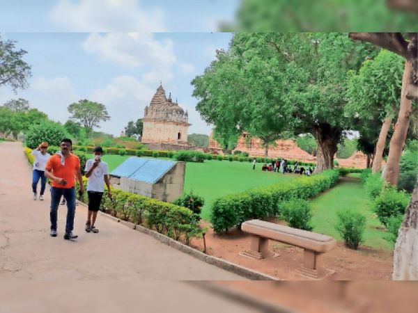 बाजार में भीड़, मास्क-दाे गज दूरी भ