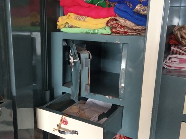 रिश्तेदार के घर रात रुका परिवार, बद
