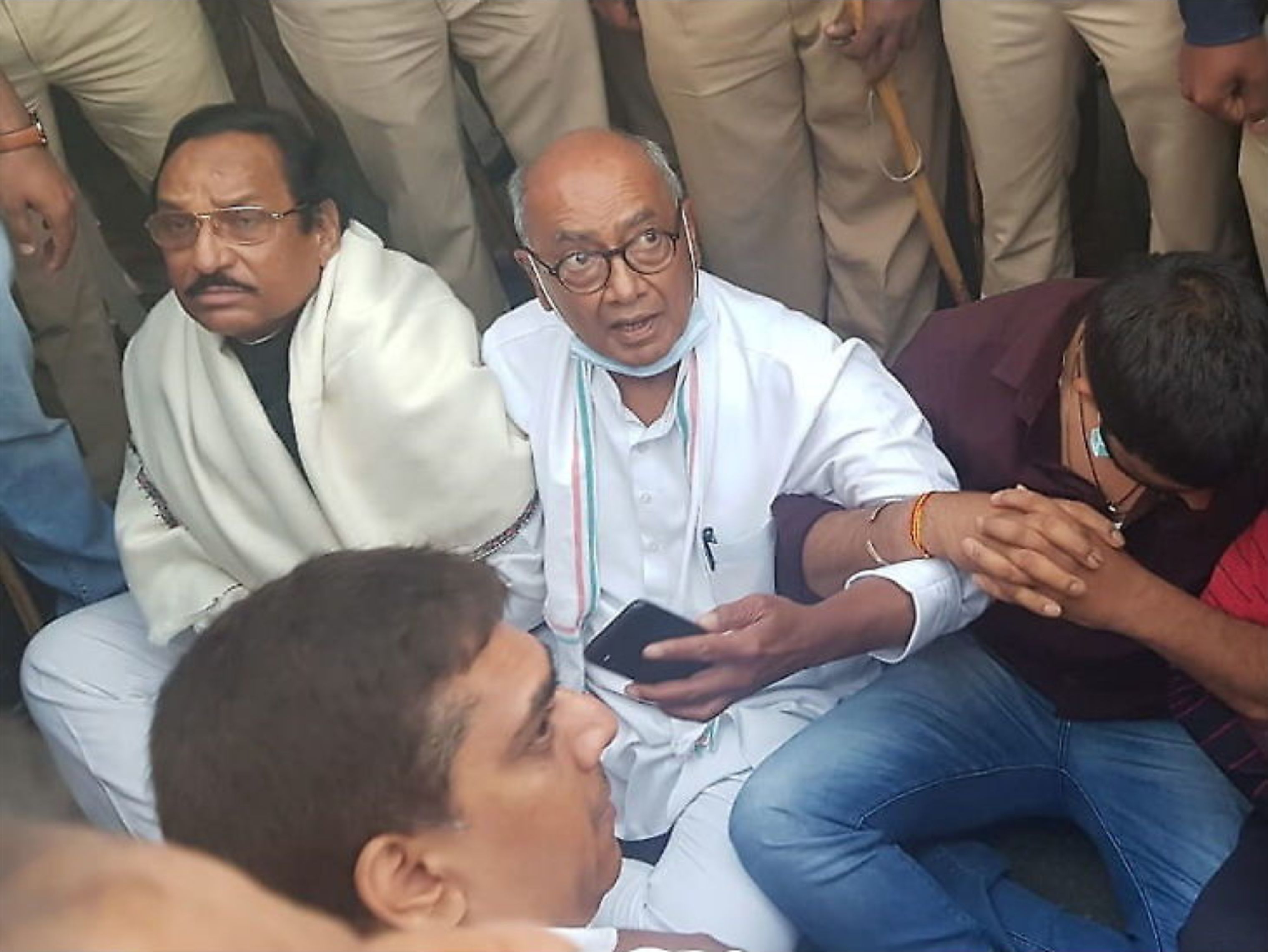 दिग्विजय और सरकार के 9 मंत्रियों की