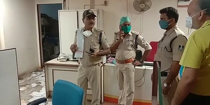 ग्वालियर में सरेआम महिला ने कपड़े उ