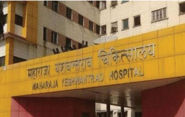 नर्सरी में भर्ती नवजात के पैर का अं