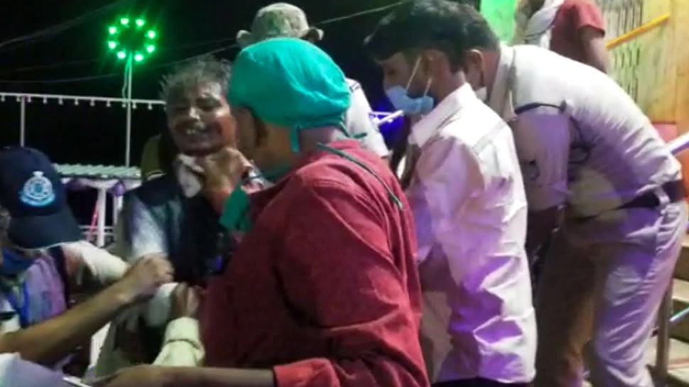नवरात्र पर मंदिर में जिंदगी से खिलव