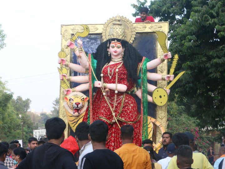 दुर्गा पंडालों के पास पुलिस तैनात ह