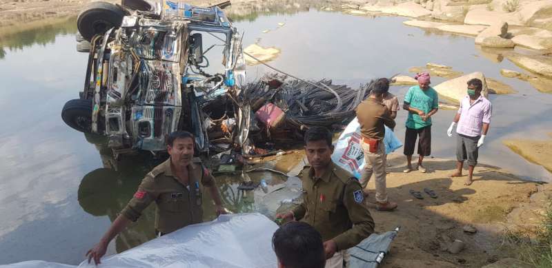 चोपना-शाहपुर रोड पर सरिया से भरा ट्