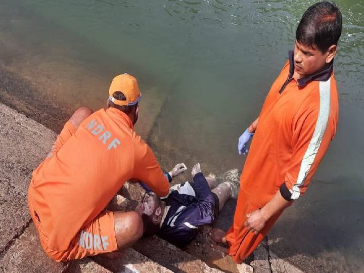 बांध से पानी छोड़ा तो सुरंग से बही ल