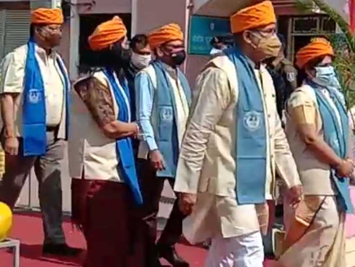 कुलाधिपति सहित सभी मालवी पगड़ी में आ