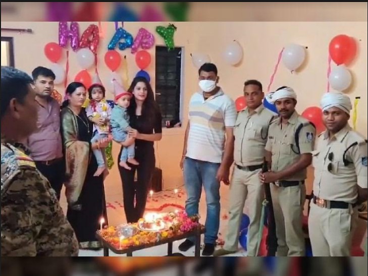 नौगांव टीआई के बंगले में बर्थडे पार