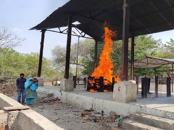 बुजुर्ग महिला की मौत के बाद पड़ोसियो