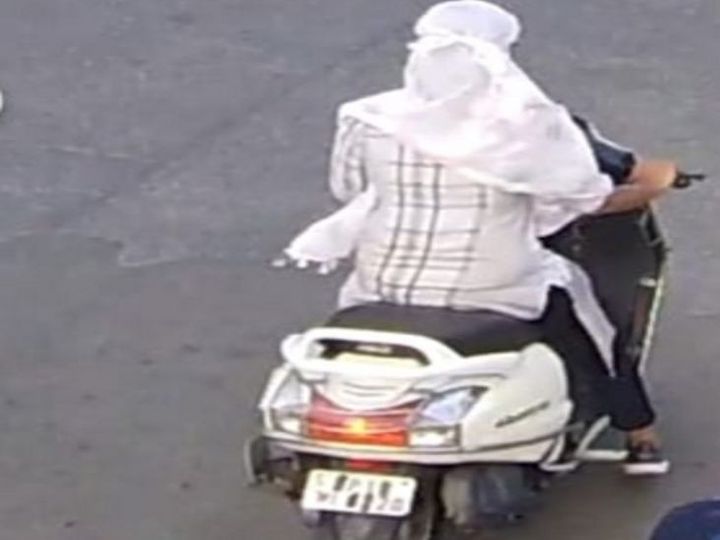 महिला चोर जिस सफेद कलर के मेस्ट्रो 