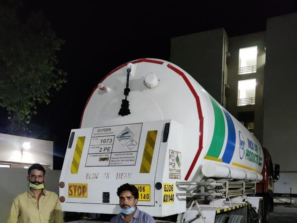 टायर के नीचे लकड़ी के गुल्ले रखकर टै