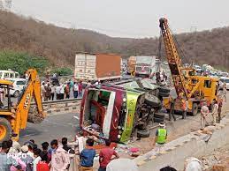 लॉकडाउन की दहशत, दिल्ली से काम छोड़क