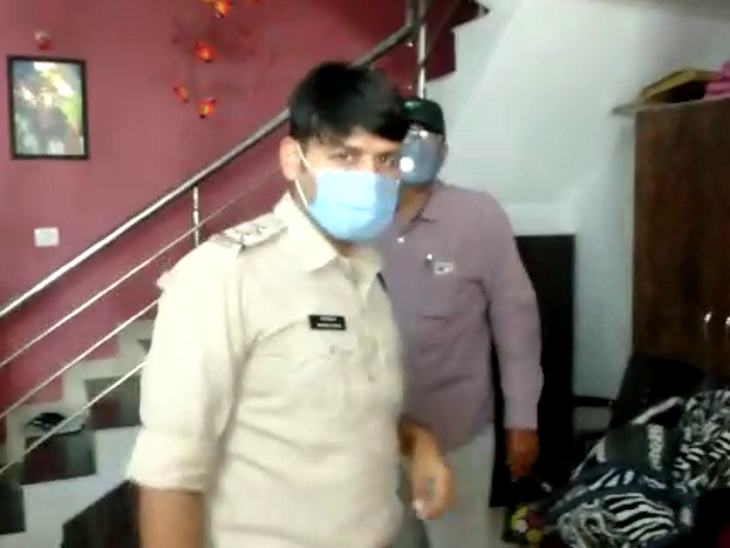 खिड़की की ग्रिल उखाड़कर घर में घुसे