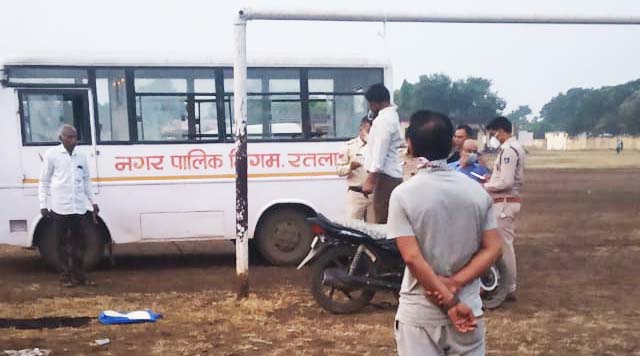 विवाहित पुरुष ने स्कूल ग्राउंड में 