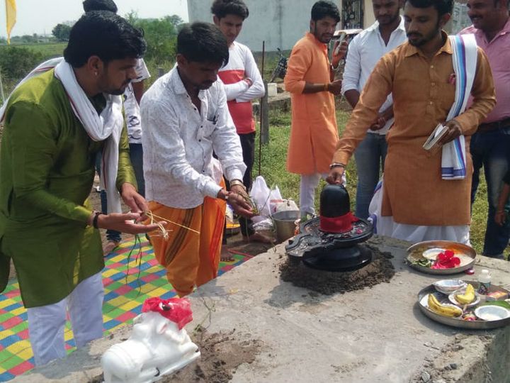 दोपहर में शिवलिंग की स्थापना हुई; र