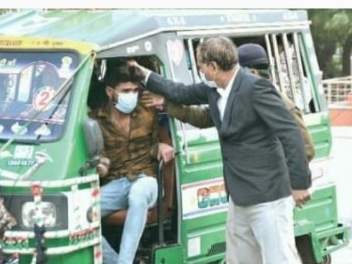 युवक के बाल खींचने, ठेले वाले के मु