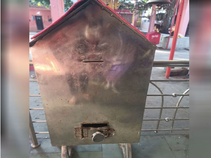 ऊर्जा मंत्री के घर के पीछे मंदिर मे