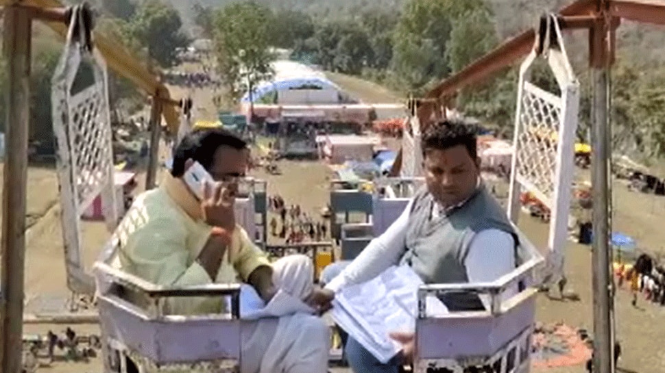 गांव में नहीं आता नेटवर्क, झूले में