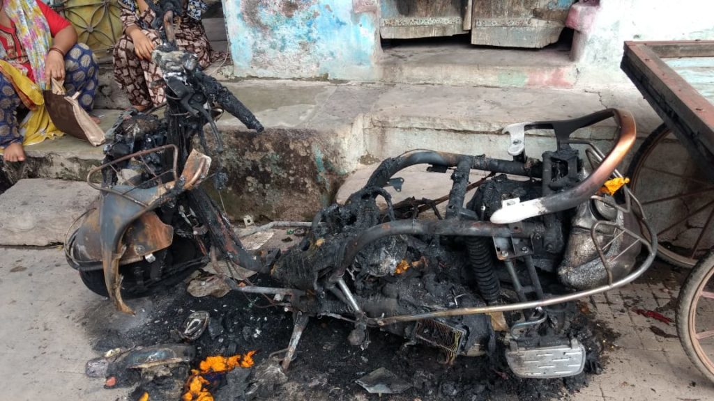 घर के बाहर रखी स्कूटी में आरोपी ने 