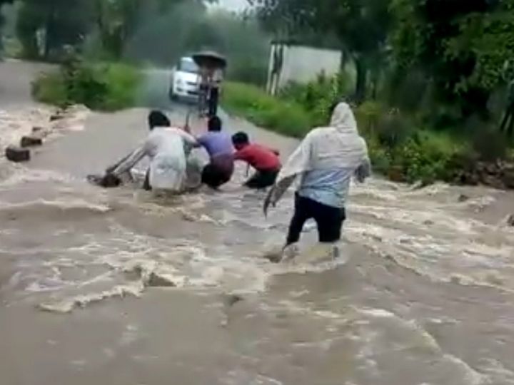 लगातार बारिश होने से सिंध नदी उफनी 