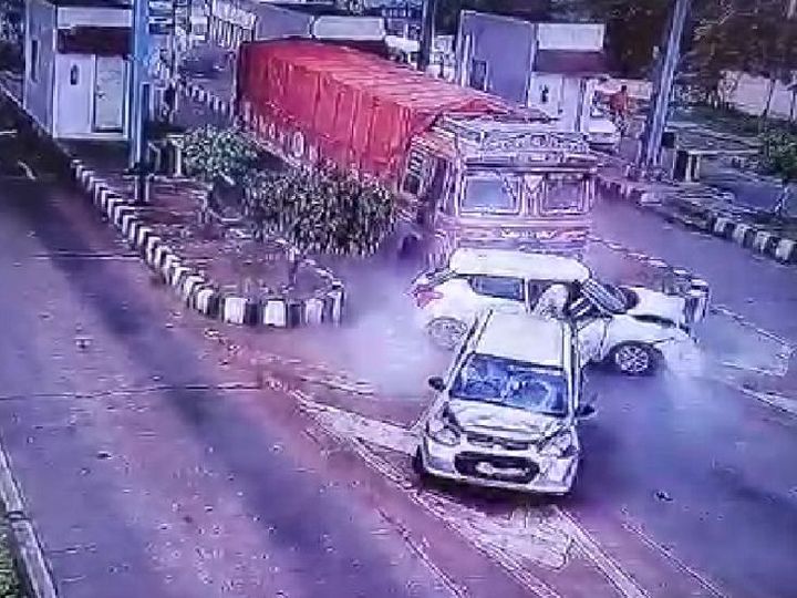 तेज रफ्तार ट्रक ने तीन कारों को पीछ