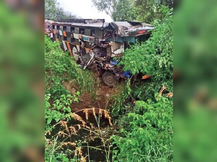 भिड़ंत के बाद कुएं की मुंडेर पर लटक