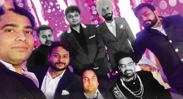 पार्टी से लौट रहे चार दोस्तों की का