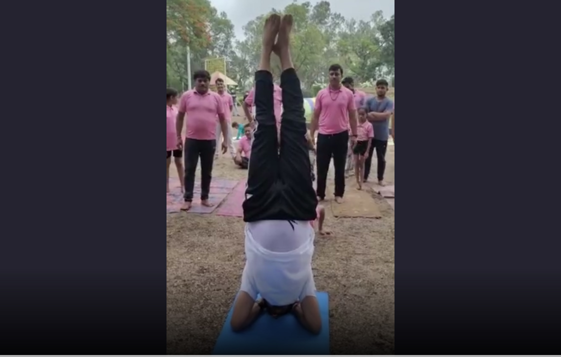 55 साल के मोहन यादव के शीर्षासन को 