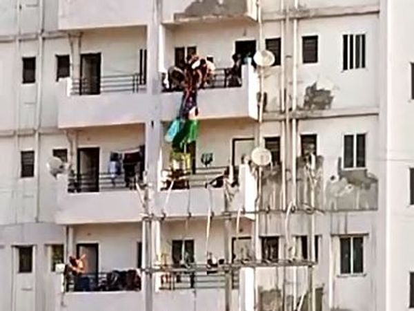 मां की मौत के अगले ही दिन चार मंजिल