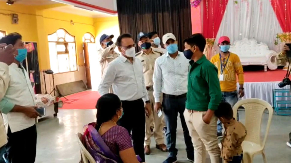 जब शादी समारोह में बिन बुलाए पहुंच 