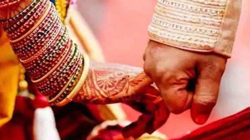 लॉकडाउन में टेंट लगाकर शादी चल रही 