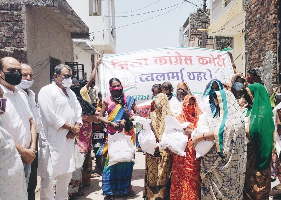 गरीब बस्तियों में राशन सहायता सामग्