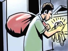 घर की पीछे की दीवार तोड़कर घर में घु