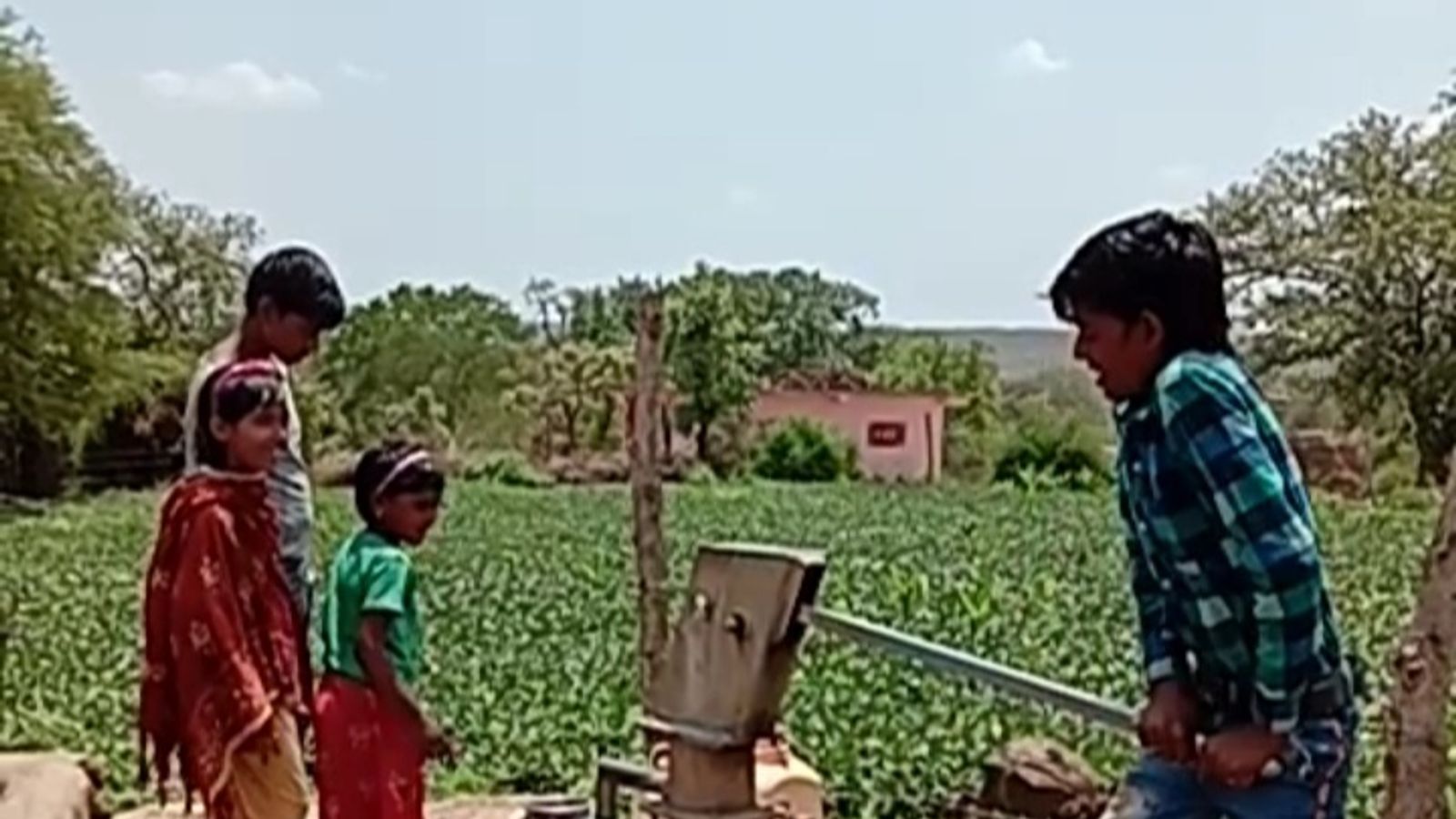 गांव में 2-2 किलोमीटर दूर से पानी ल