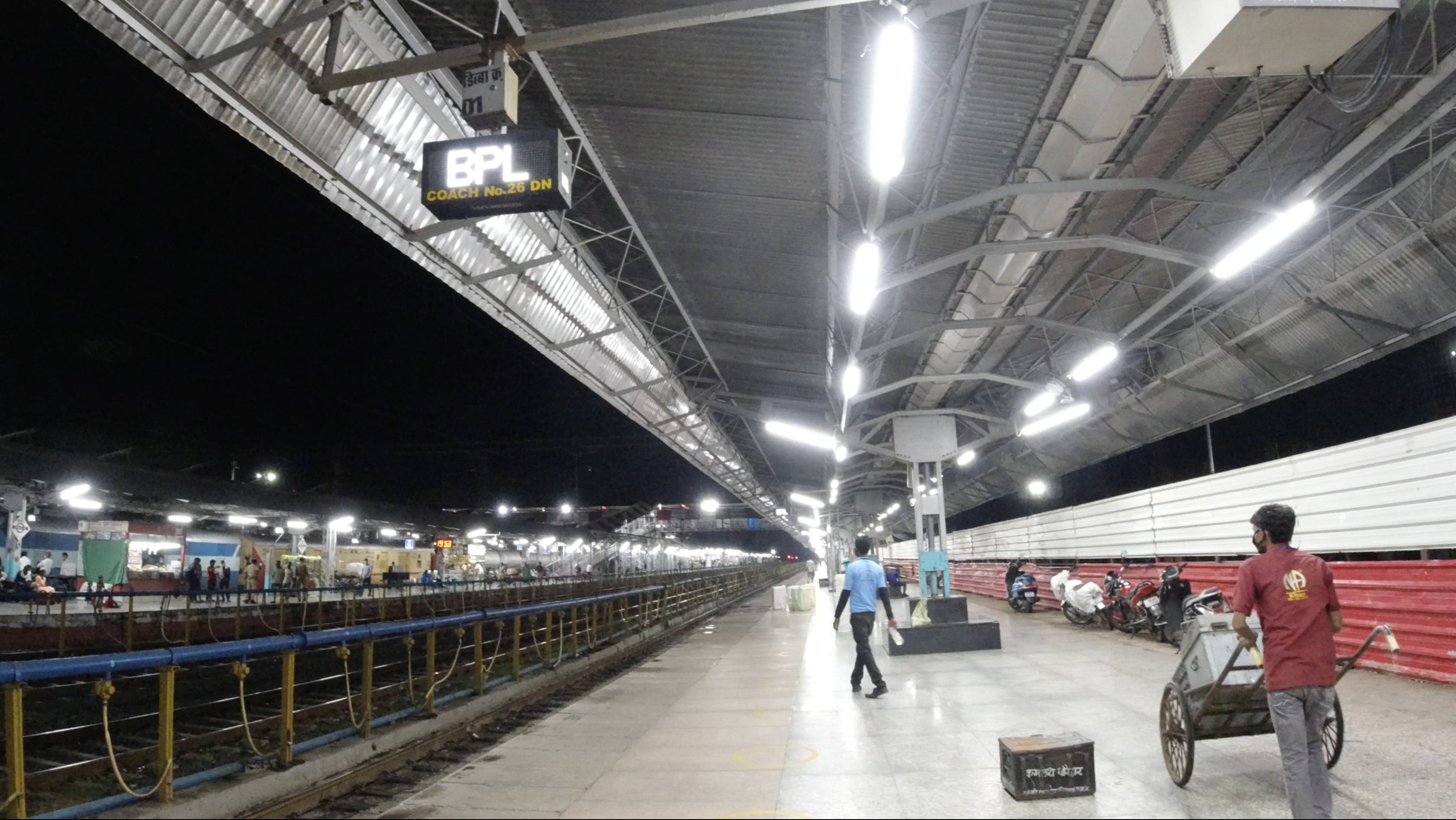 ट्रेन के प्लेटफॉर्म पर आने पर ही जल