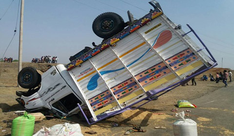पिकअप वाहन पलटने से 7 लोग गंभीर रूप
