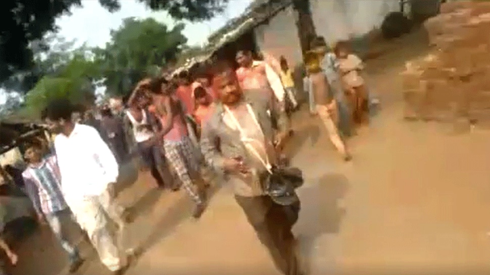छेड़खानी की सजा, गले में जूतों की म