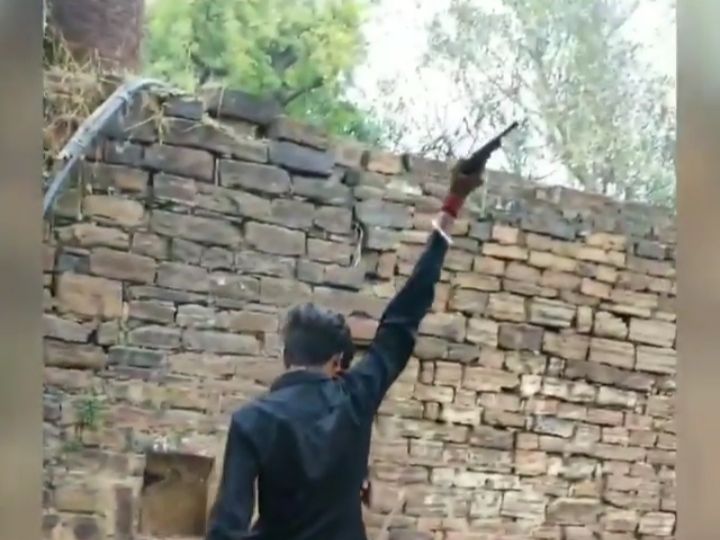 ग्वालियर में कट्टा लहराते और चलाते 