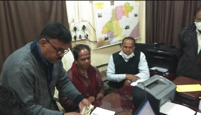 रतलाम ब्रेकिंग-रिश्वत लेते रंगे हाथ